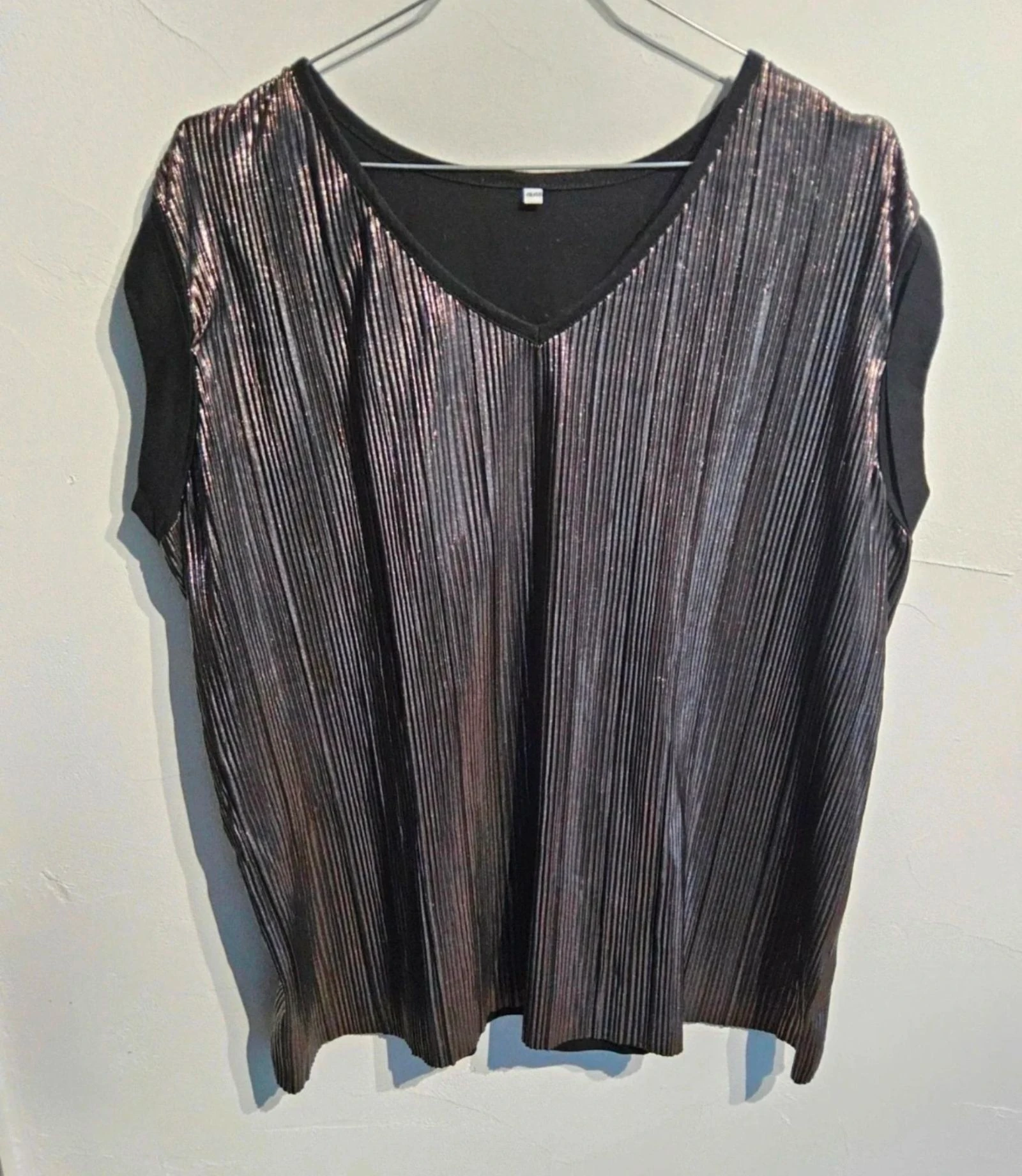 Very pretty black top with shiny pleated effect – photo 2